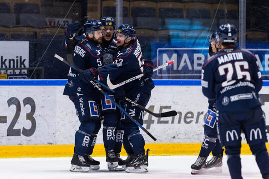 Linköpings Henrik Törnqvist jublar med Oscar Fantenberg