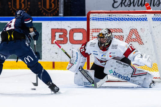 Linköpings Robin Kovacs gör 2-0 på straff bakom Malmö