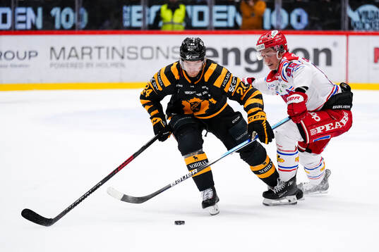 Skellefteås Oscar Lindberg och Timrås Oliver Kapanen