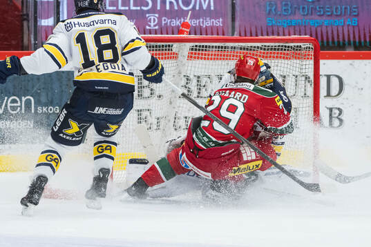 Modos Mikkel Aagaard mot HV71s Joseph Laleggia och målvakt