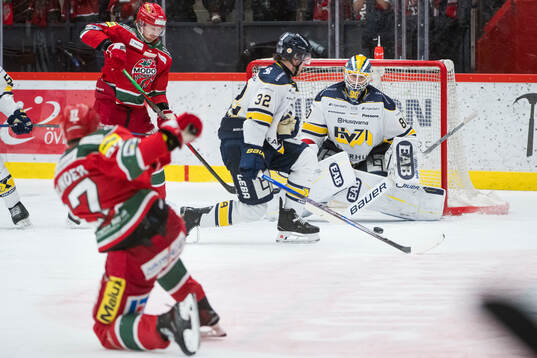 Modos Riley Woods och HV71s målvakt Frederik Dichow
