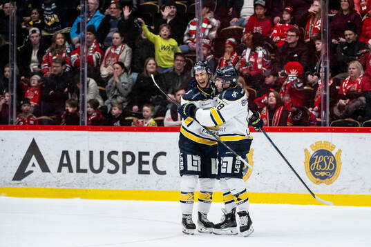 HV71s Joseph Laleggia jublar