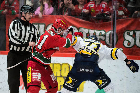 Modos Victor Berglund och HV71s William Ignberg Nilsson i