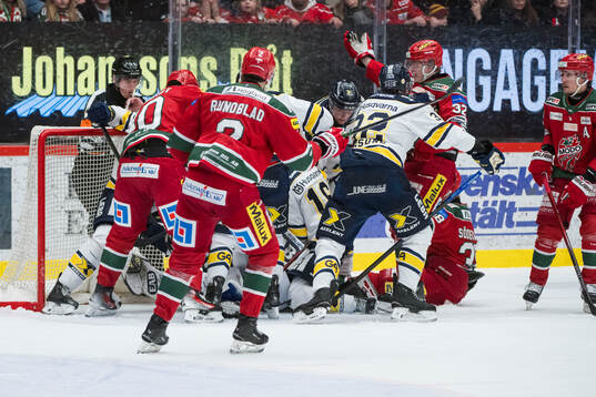 Modos spelare och HV71s spelare bråkar framför HV71s
