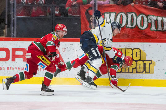 Modos Riley Woods och Sampo Ranta och HV71s Oscar Engsund