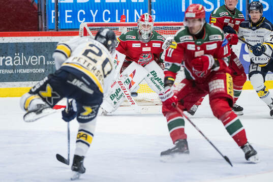 HV71s Andre Petersson och Modos målvakt Lassi Lehtinen