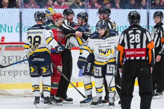 Modos Mikkel Aagaard  och HV71s spelare bråkar framför