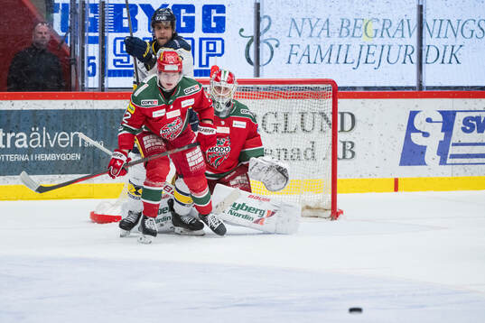 Modos Oscar Pettersson och målvakt Lassi Lehtinen