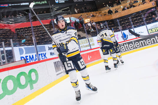 HV71s Hugo Fransson jublar