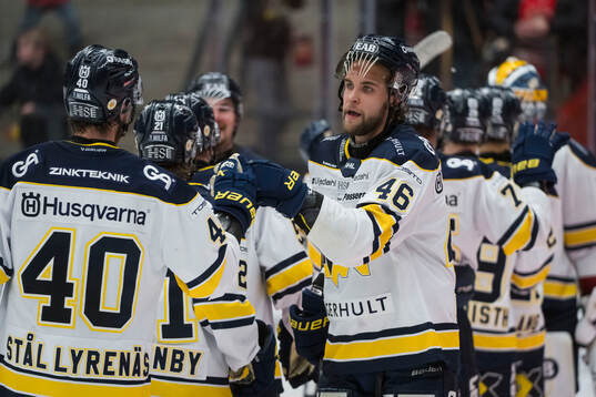 HV71s Joona Luoto jublar