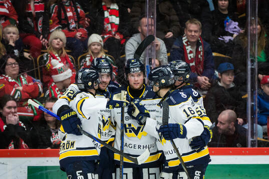 HV71s Oskar Stål-Lyrenäs jublar