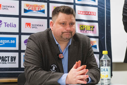 Modos tränare Mattias Karlin på presskonferensen