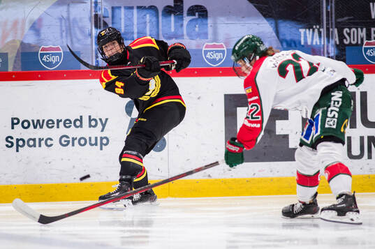 Brynäs Fanni Garát Gasparics och Frölundas Andrea Dalen