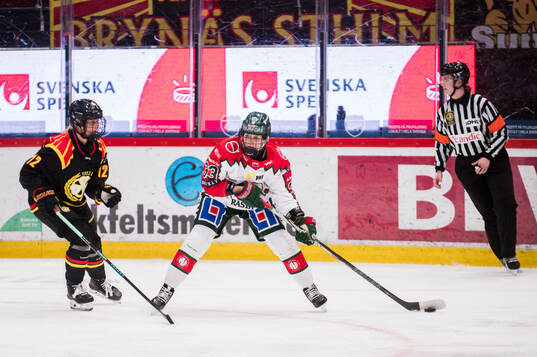 Brynäs Mina Waxin och Frölundas Michelle Karvinen