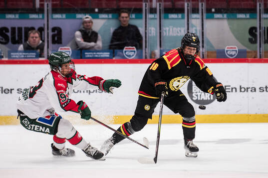 Frölundas Nellie Svensson och Brynäs Sanni Vanhanen