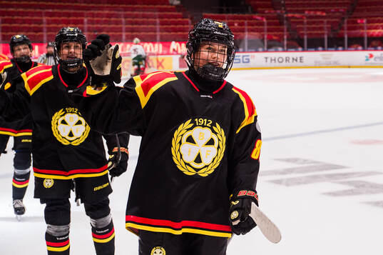 Brynäs Sanni Vanhanen jublar