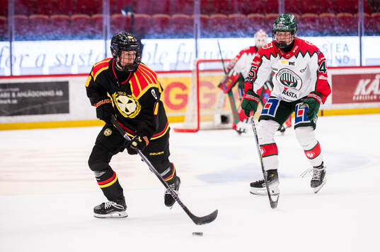 Brynäs Jenniina Nylund och Frölundas Paula Bergström