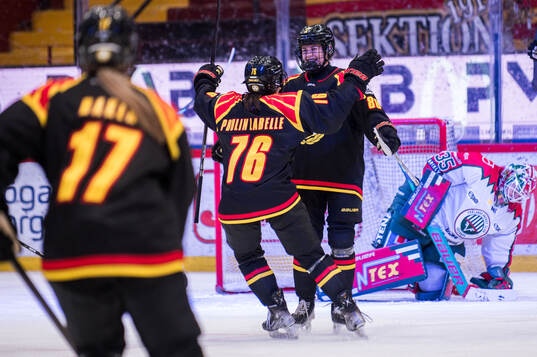 Brynäs Maude Poulin-Labelle och Sanni Vanhanen jublar