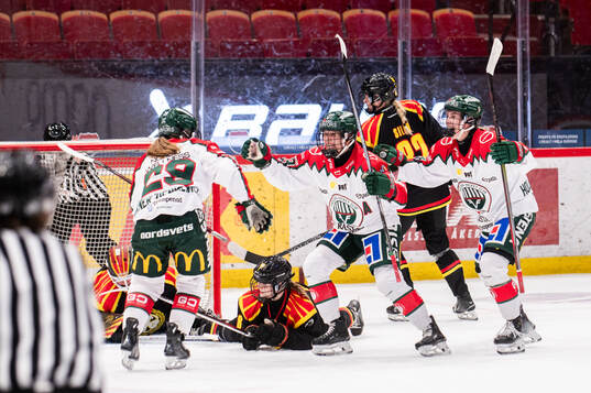 Frölundas Felicia Wikner-Zienkiewicz och Michelle Karvinen