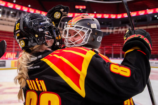 Brynäs Annie Silén och målvakt Ena Nystrøm jublar