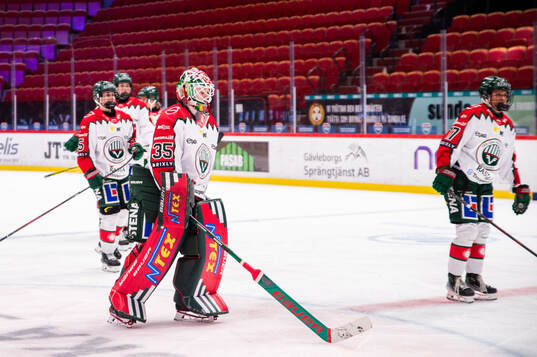 Frölundas målvakt Stephanie Neatby deppar