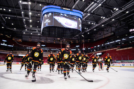 Brynäs Maja Ålenius och Mina Waxin jublar med lagkamrater