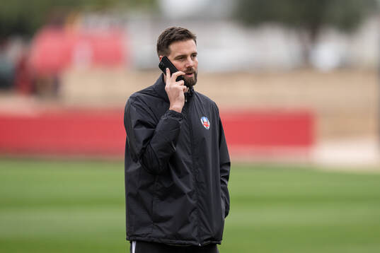 Sportsligt ansvarig Mikael Dahlberg pratar i telefon