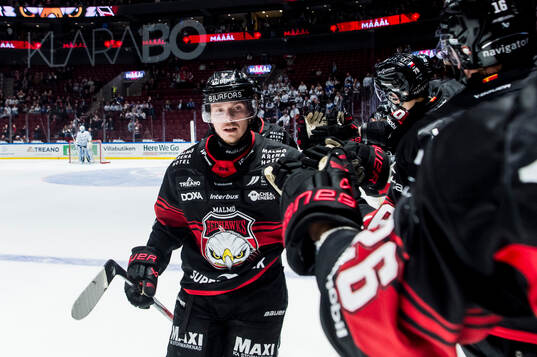 Malmö Redhawks Linus Öberg jublar 3-1