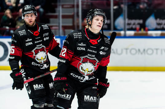 Malmö Redhawks Joona Ikonen och Carl Persson deppar