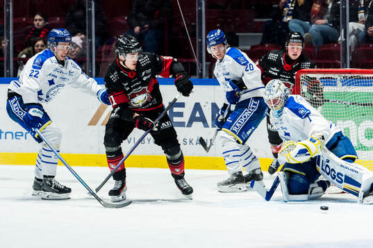 Malmö Redhawks Axel Sundberg och Leksands målvakt Marcus
