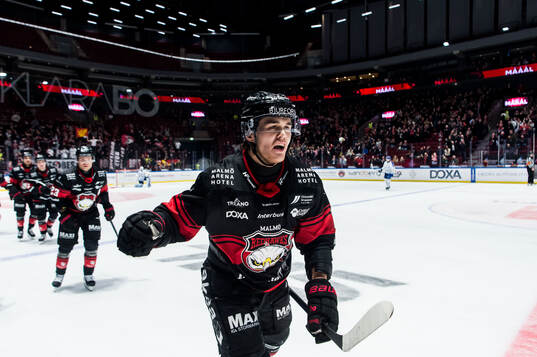 Malmö Redhawks Axel Sundberg jublar