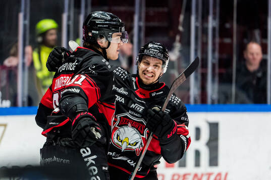 Malmö Redhawks Axel Sundberg och Jakub Galvas jublar