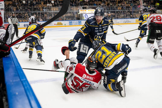 HV71s Mattias Tedenby och Örebros Robin Norell