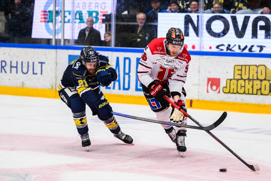 HV71s Mattias Tedenby och Örebros Robin Norell