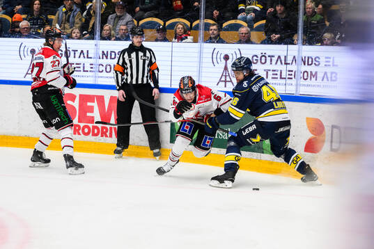 Örebros Filip Berglund och HV71s Joona Luoto