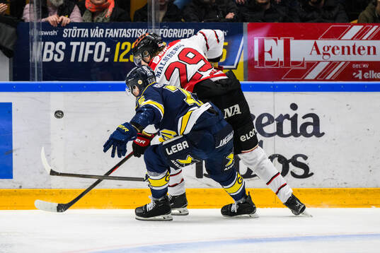 <hh56<och Örebros Milton Oscarson