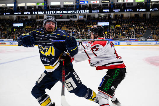HV71s Mikael Seppälä och Örebros Patrik Puistola