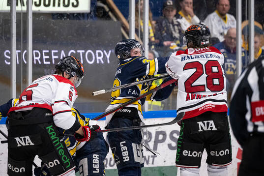 HV71s Jamiro Reber och Örebros Linus Arnesson