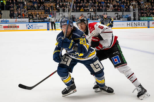 HV71s Mattias Tedenby och Örebros Filip Berglund