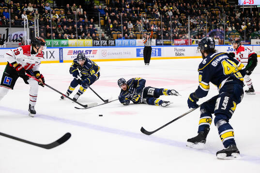 Örebros Milton Oscarson och HV71s Joseph Laleggia och