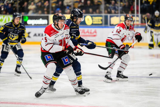 Örebros Gustav Backström och HV71s Tanner Kero