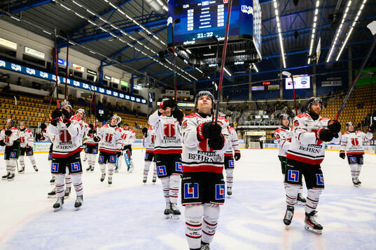 Örebros David Quenneville  jublar