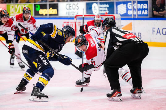 HV71s Tanner Kero och Örebros Kalle Kossila