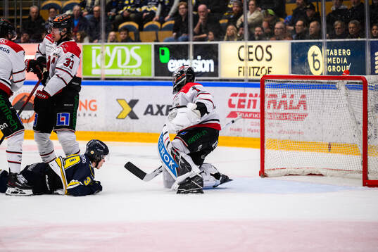 HV71s Jamiro Reber och Örebros målvakt Jhonas Enroth