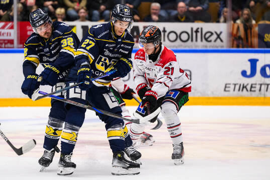 HV71s Oscar Engsund, Jonathan Ang och Örebros Patrik