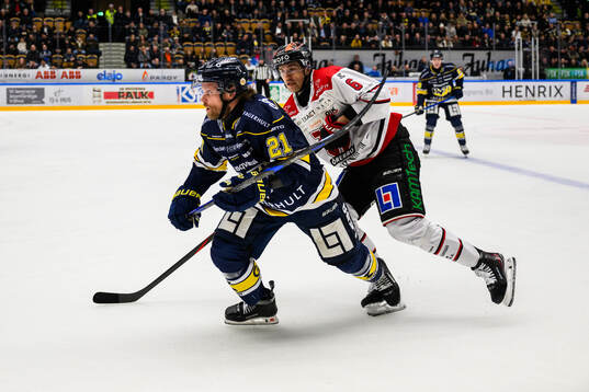 HV71s Mattias Tedenby och Örebros Filip Berglund