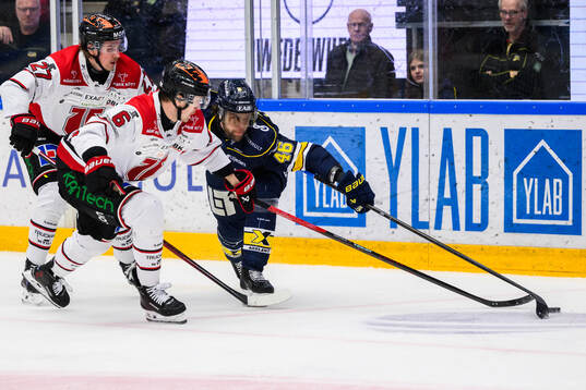 Örebros Filip Berglund och HV71s Joona Luoto