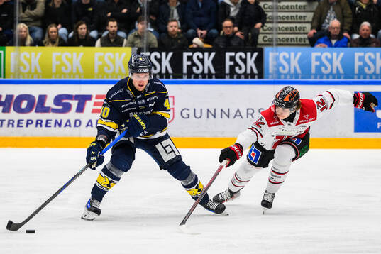 HV71s Oskar Stål-Lyrenäs och Örebros Noah Steen