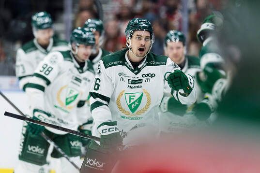 Färjestads David Tomasek jublar