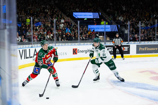 Frölundas Max Friberg och Färjestads Quinn Schmiemann